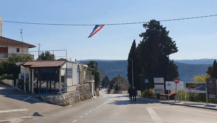 Zastava tzv HB je na strujnim žicama, stubovima javne rasvjete, fasadama javnih i privatnih objekata