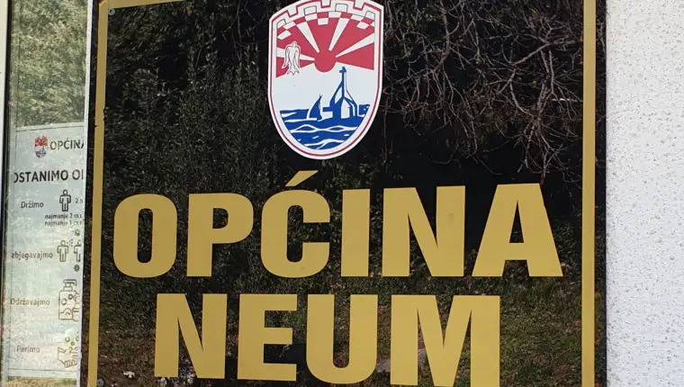 Bez-drzavnih-obiljezja-i-na-sluzbenoj-tabli-na-ulazu-u-sjedniste-Opcine-Neum