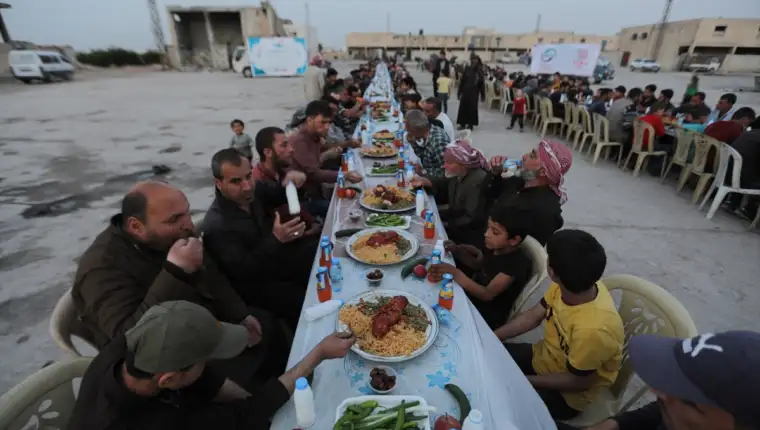 AA-20220426-27685870-27685868-SIRIJA_ZAJEDNICKI_IFTAR_MEDU_RUSEVINAMA
