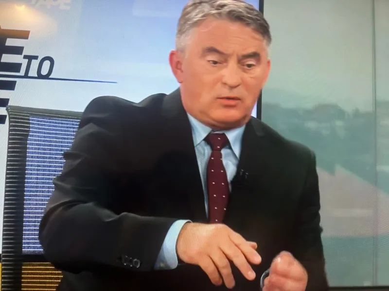 komsic face