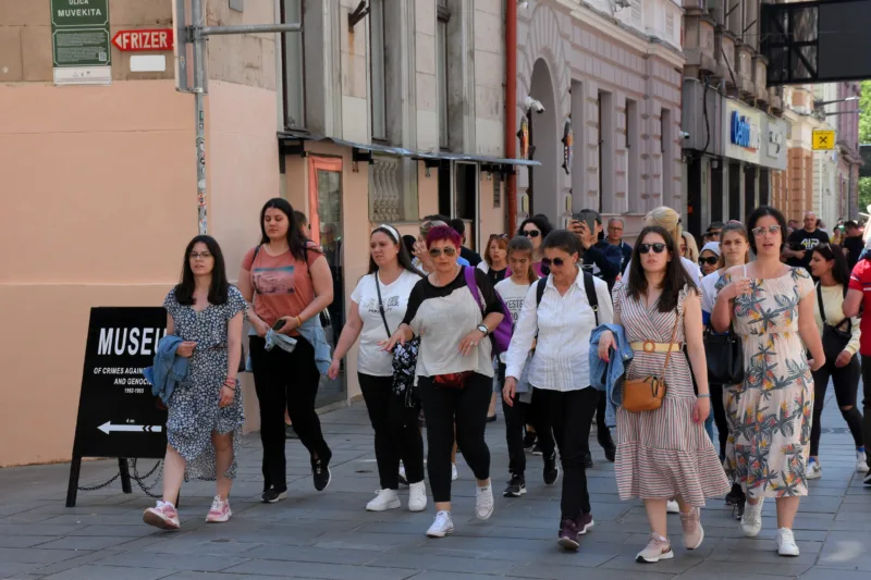 Turisti u Sarajevu: Obilaze Baščaršiju, uživaju u vožnji žičarom, hvale muzeje i hranu