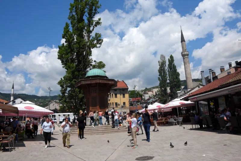 Turisti u Sarajevu: Obilaze Baščaršiju, uživaju u vožnji žičarom, hvale muzeje i hranu