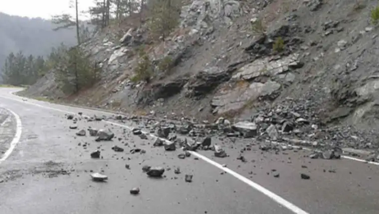 vozaci-oprez-mjestimicno-vlazan-kolovoz-ucestali-odroni-na-brojnim-dionicama-odroni_6270babe520d9