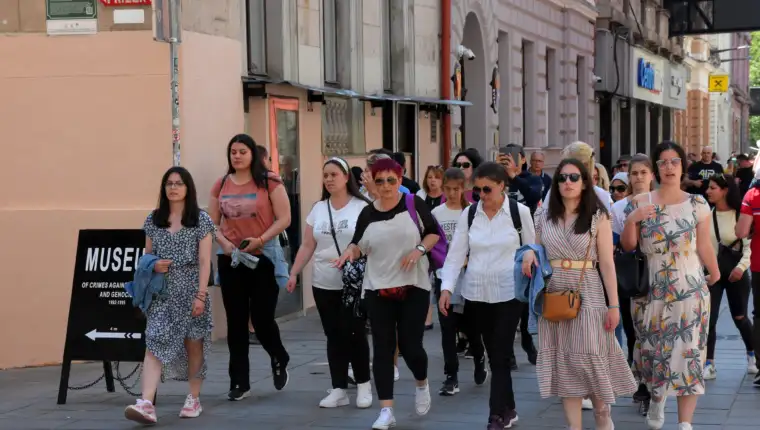 Turisti u Sarajevu: Obilaze Baščaršiju, uživaju u vožnji žičarom, hvale muzeje i hranu