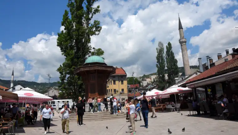 Turisti u Sarajevu: Obilaze Baščaršiju, uživaju u vožnji žičarom, hvale muzeje i hranu