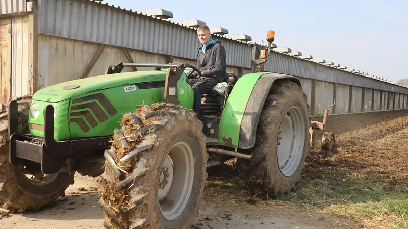 velik kladusa traktor