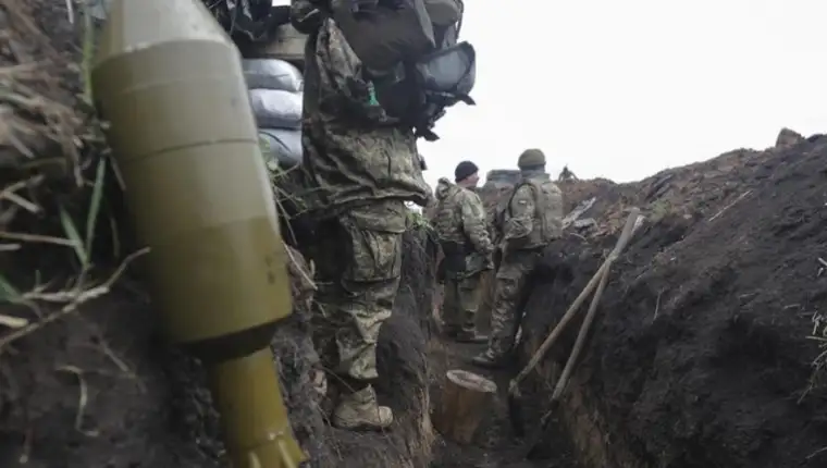 Ukraine-soldiers-in-trench-800x450