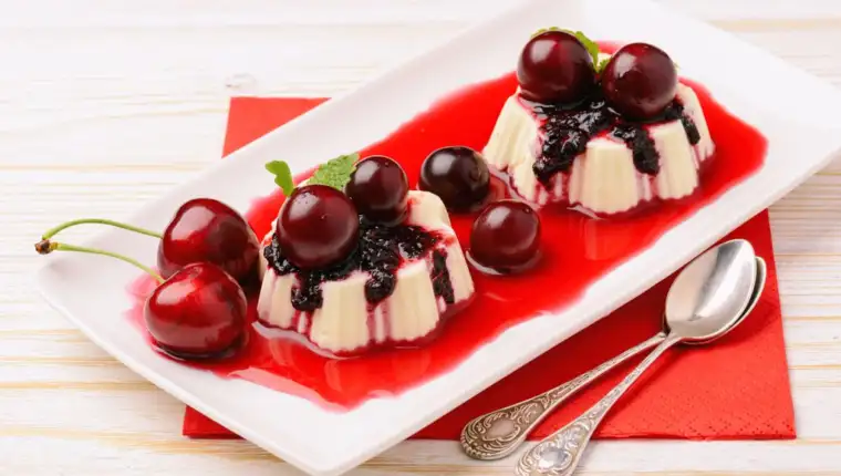 62322350-panna-cotta-s-tresnjama