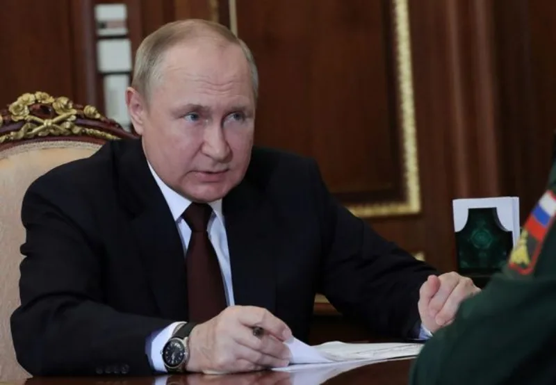 0_Russian-President-Vladimir-Putin-meets-with-Defence-Minister-Sergei-Shoigu-in-Moscow-1
