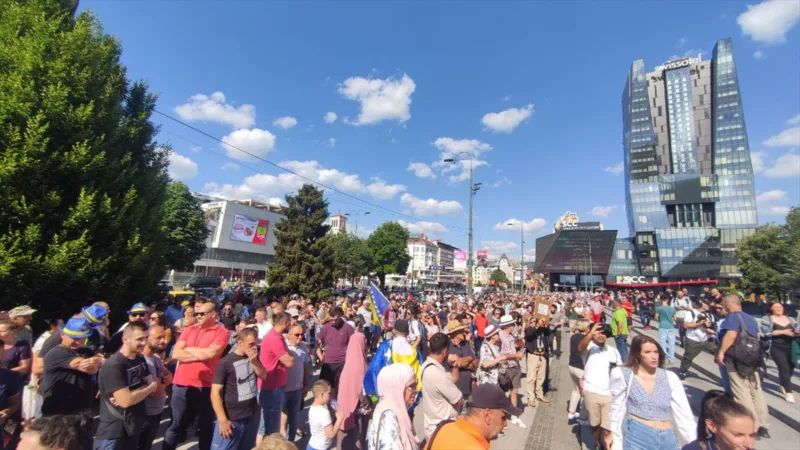 AA-20220706-28350323-28350321-BIH_U_SARAJEVU_PROTEST_GRADANA_ZBOG_POSKUPLJENJA_OSNOVNIH_NAMIRNICA_GORIVA_I_USLUGA