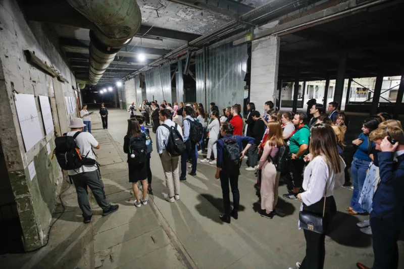 AA-20220710-28385922-28385897-POTOCARI_OTVORENA_IZLOZBA_OPOMENA_NERMINE_MEMIC_KOJA_PODSJECA_NA_GENOCID_U_SREBRENICI