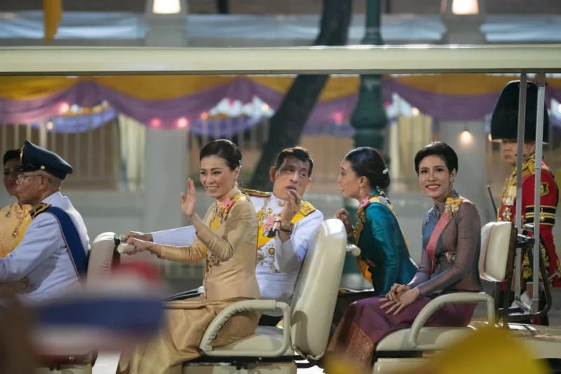 Maha Vajiralongkorn s kraljicom Suthidom