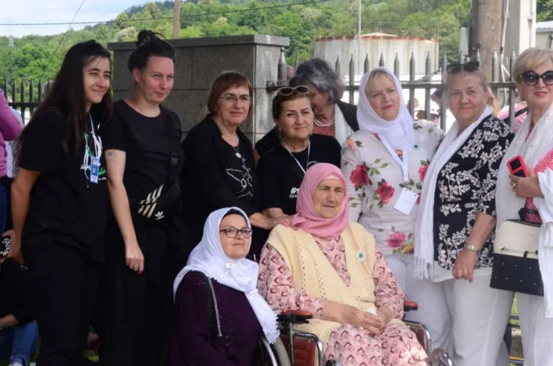 zene u crnom srebrenica
