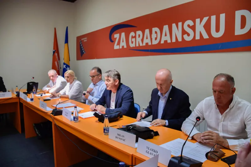 komsic df