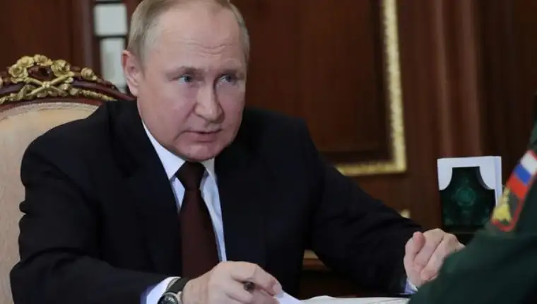 0_Russian-President-Vladimir-Putin-meets-with-Defence-Minister-Sergei-Shoigu-in-Moscow-1