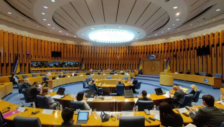 komisija parlament