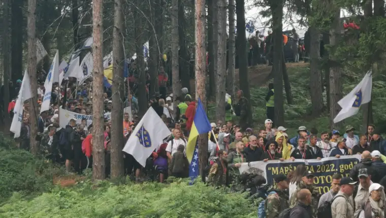 AA-20220708-28363277-28363270-IZ_NEZUKA_KRENUO_MARS_MIRA_NEKOLIKO_HILJADA_LJUDI_ODAJE_POCAST_ZRTVAMA_GENOCIDA_U_SREBRENICI