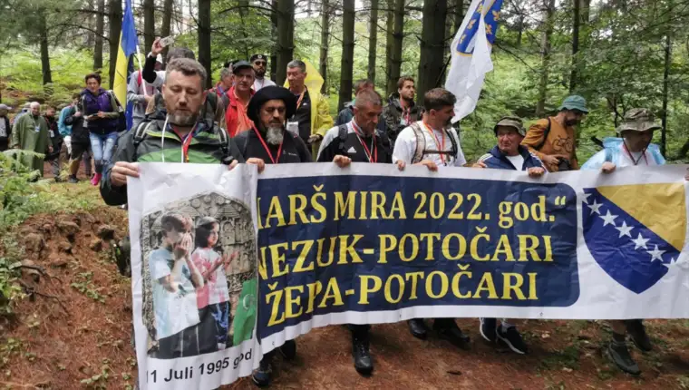 AA-20220708-28363277-28363268-IZ_NEZUKA_KRENUO_MARS_MIRA_NEKOLIKO_HILJADA_LJUDI_ODAJE_POCAST_ZRTVAMA_GENOCIDA_U_SREBRENICI