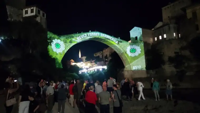 AA-20220711-28396960-28396956-MOSTAR_PROJEKCIJA_CVIJETA_SREBRENICE_NA_STAROM_MOSTU