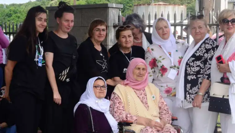 zene u crnom srebrenica