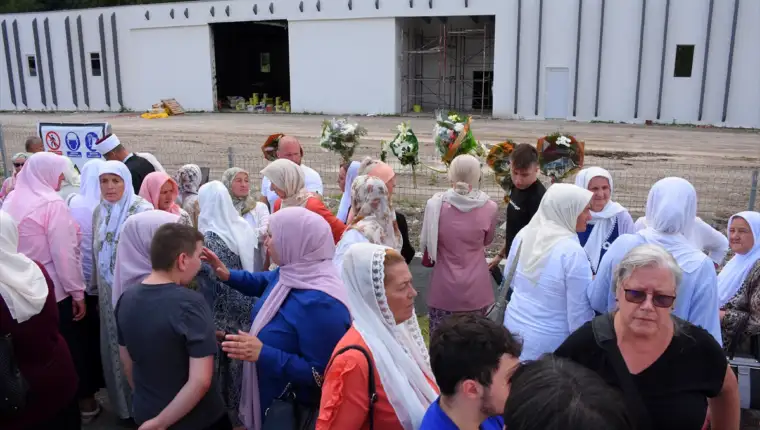 AA-20220713-28407288-28407267-KRAVICA_POLOZENO_CVIJECE_I_PROUCENA_FATIHA_ZA_ZRTVE_GENOCIDA