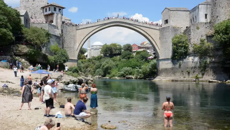 AA-20220716-28433663-28433650-TOPLOTNI_VAL_U_HERCEGOVINI_TURISTI_TRAZE_OSVJEZENJE_U_NERETVI