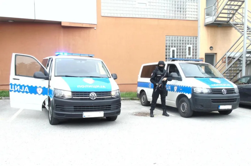Slika-predaja osumnjicenih-Prijedor-06-09-2022.1