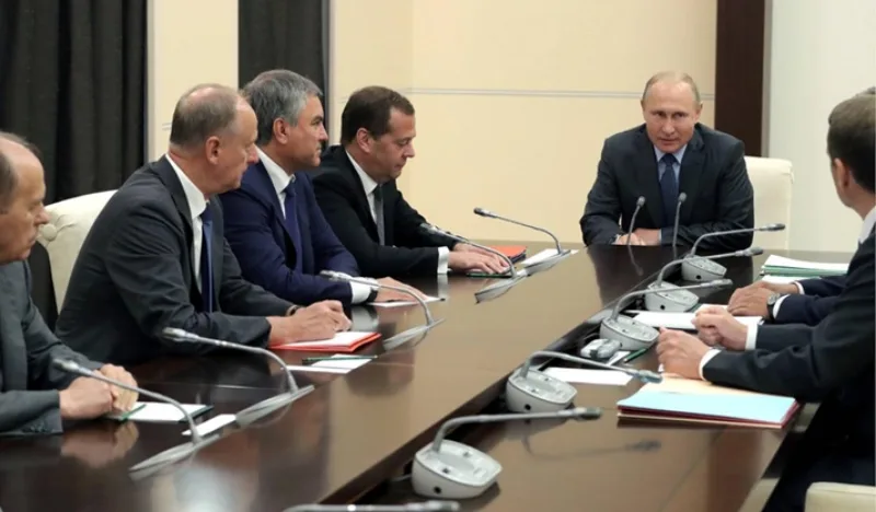 29072418-russlands-praesident-wladimir-putin-sitzt-mit-seinen-vertrauten-an-einem-besprechungstisch-im-moskauer-kreml-3Nli21LuLhBG