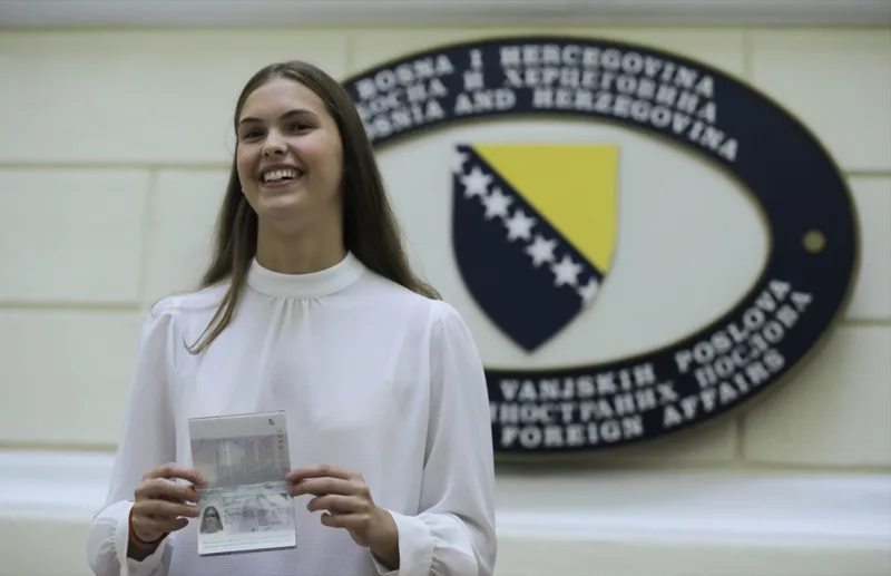 AA-20220914-28896233-28896232-SJAJNA_PLIVACICA_LANA_PUDAR_DOBILA_DIPLOMATSKI_PASOS_BIH (1)