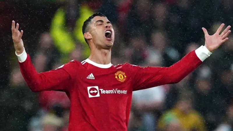 Cristiano-Ronaldo-with-outstretched-arms-in-the-rain-during-a-Manchester-United-game