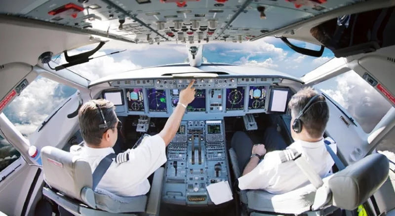 academy-photo-commercial-pilot-switches-cockpit