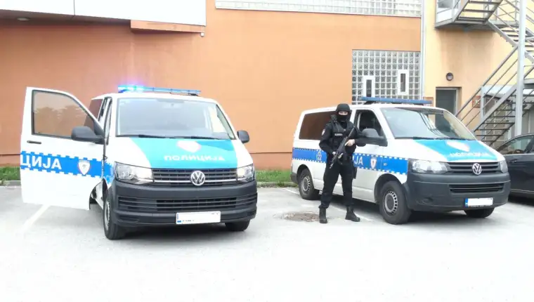 Slika-predaja osumnjicenih-Prijedor-06-09-2022.1