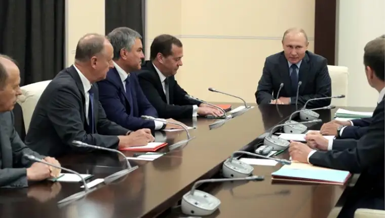 29072418-russlands-praesident-wladimir-putin-sitzt-mit-seinen-vertrauten-an-einem-besprechungstisch-im-moskauer-kreml-3Nli21LuLhBG