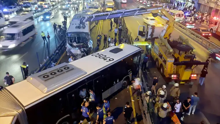 AA-20220909-28858111-28858107-U_SUDARU_CETIRI_METROBUSA_U_ISTANBULU_POVRIJEDENO_NAJMANJE_85_OSOBA