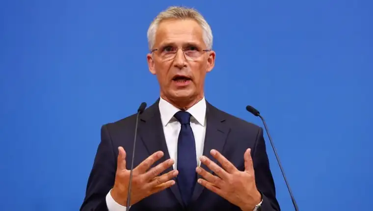 Stoltenberg-gesticulates
