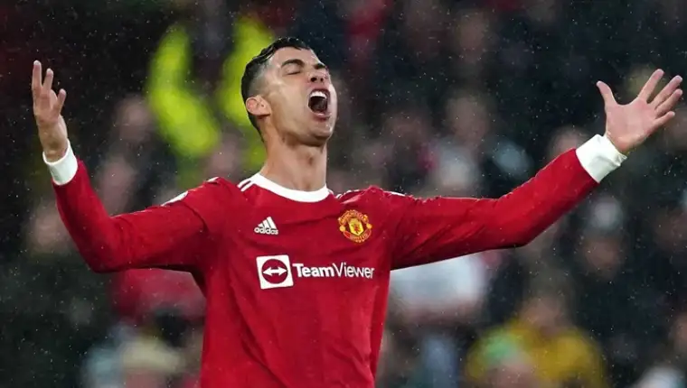 Cristiano-Ronaldo-with-outstretched-arms-in-the-rain-during-a-Manchester-United-game
