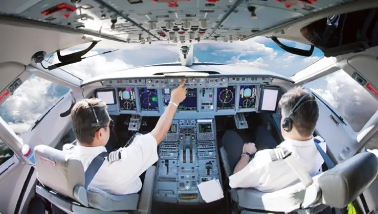 academy-photo-commercial-pilot-switches-cockpit