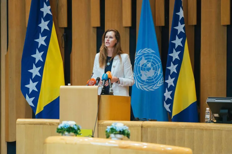 un100