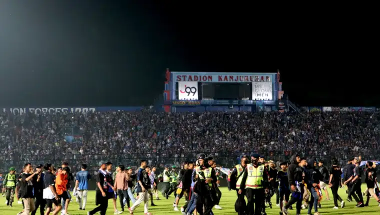 AA-20221002-29046518-29046516-U_NEREDIMA_NA_FUDBALSKOM_STADIONU_U_INDONEZIJI_POGINULE_NAJMANJE_174_OSOBE