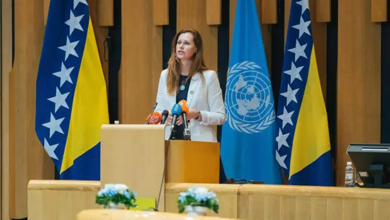 un100
