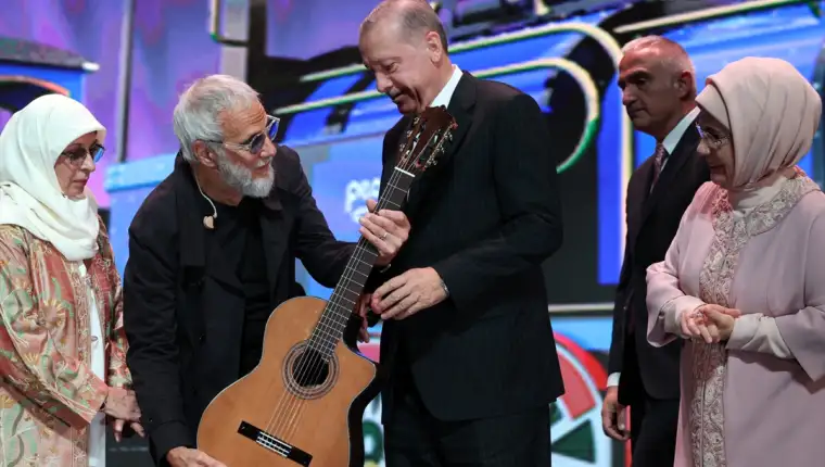 AA-20221024-29241489-29241483-BRITANSKI_MUZICAR_JUSUF_ISLAM_POKLONIO_GITARU_TURSKOM_PREDSJEDNIKU_ERDOGANU