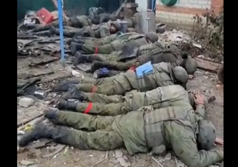 vojska rusija ruski vojnici leže na zemlji
