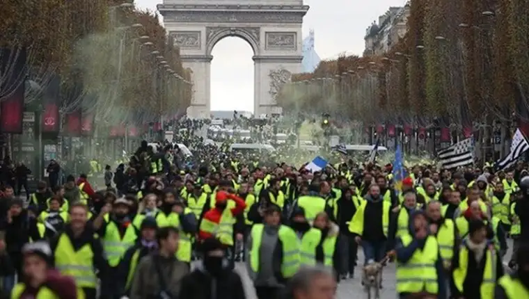 1668886962_In-France-the-yellow-vests-took-to-the-streets-in