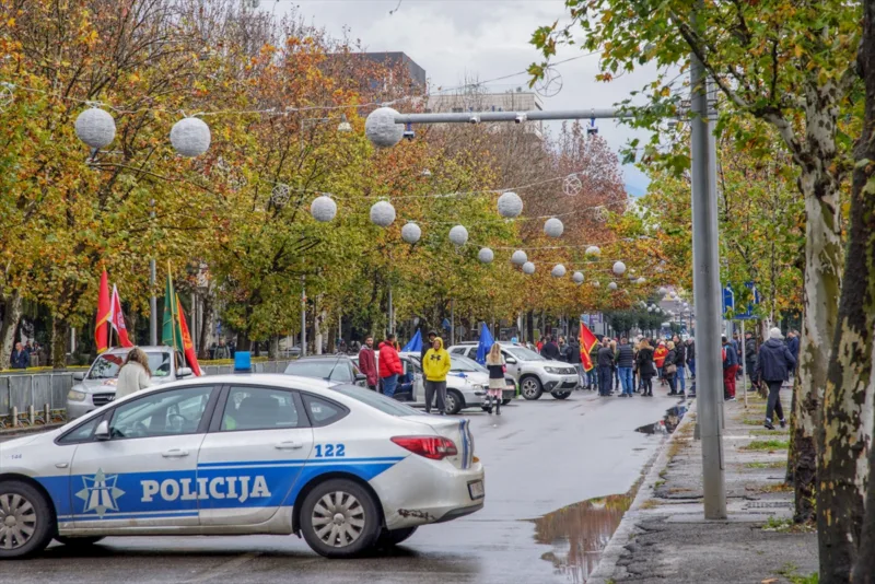 AA-20221212-29716420-29716417-PODGORICA_BLOKIRANI_PRILAZI_SKUPSTINI_CRNE_GORE_NA_STOTINE_AUTOMOBILA_PRISTIZE_NA_PROTEST