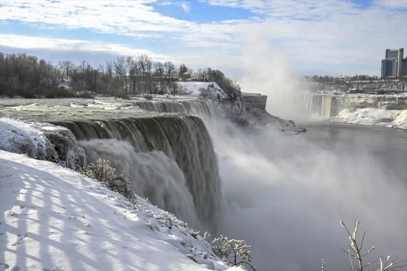 AA-20221228-29851838-29851800-NIAGARINI_VODOPADI_DJELIMICNO_ZALEDENI_ZBOG_ARKTICKE_HLADNOCE_U_SADU