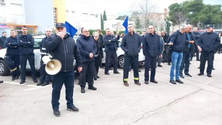 AA-20221227-29846446-29846435-MOSTARSKI_VATROGASCI_PROTESTVOVALI_PRED_VIJECNICOM
