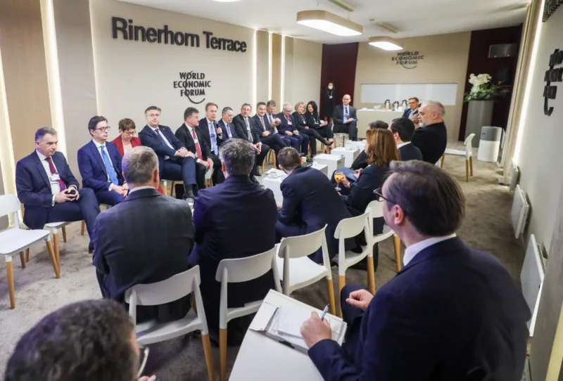 vucic davos sjedi sam