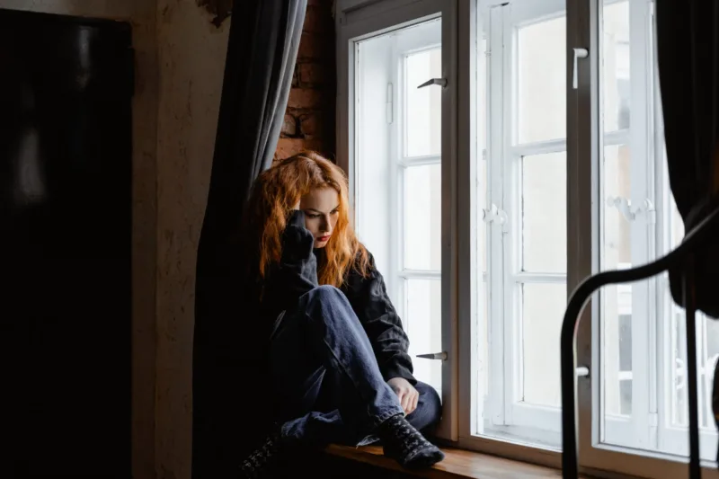 emocionalni vampir zena pred prozorom