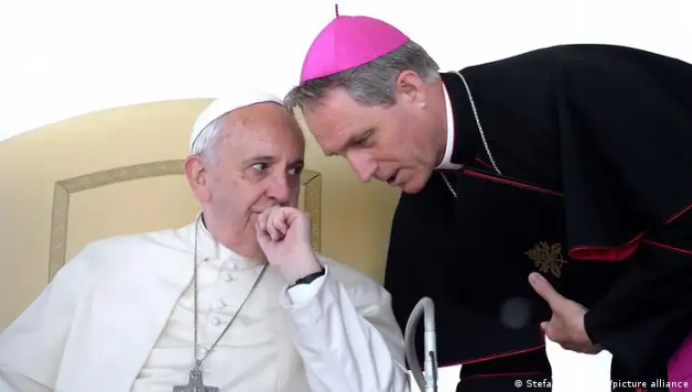 papa franjo sekretar
