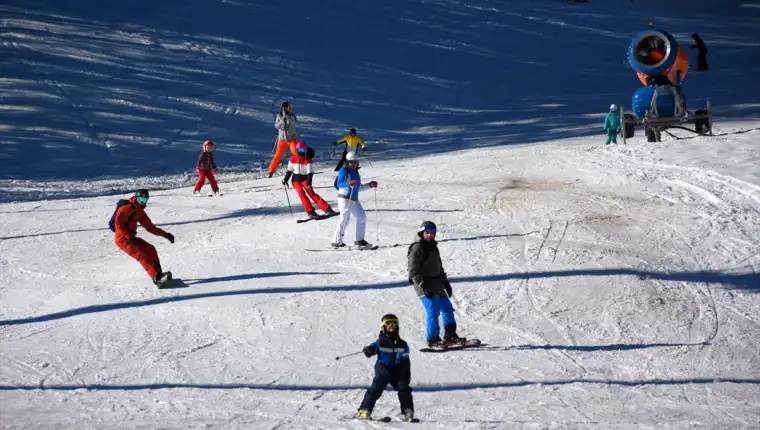 AA-20230115-29995446-29995422-POCELA_SEZONA_SKIJANJA_NA_BJELASNICI